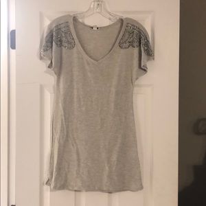 Cache gray embroidered top